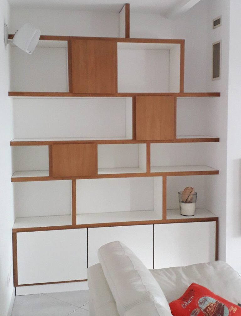 Mobilier : bibliothéque en chêne et stratifié blanc faite sur mesure