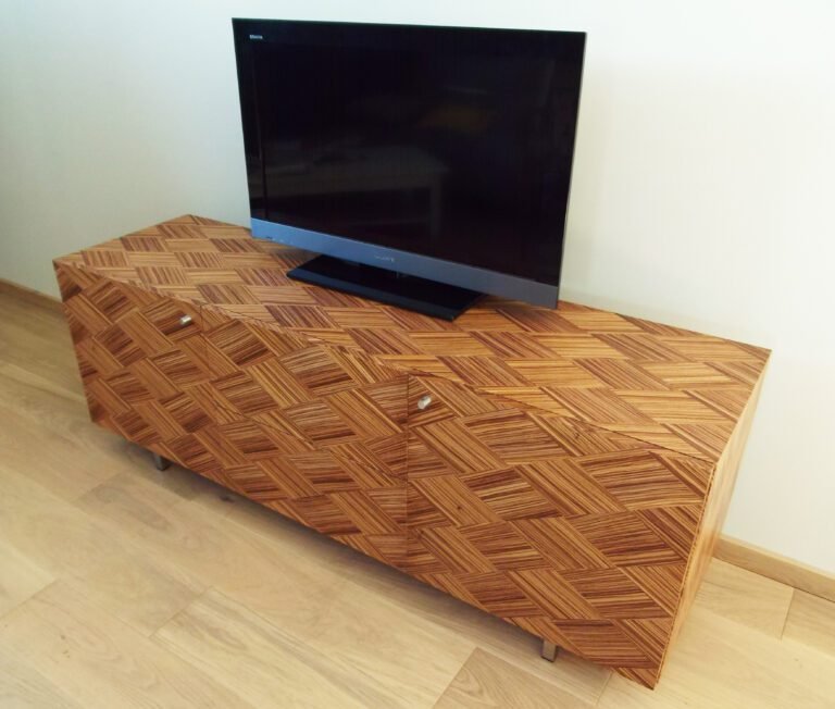 Mobilier sur mesure : meuble pour télévision en zebrano