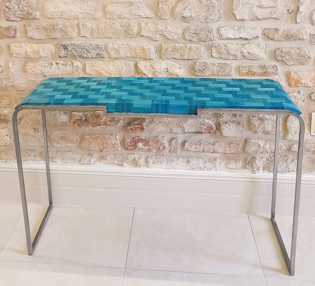 Console faite avec de feuilles de seigle teintées.