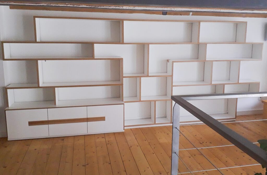 Mobilier sur mesure : bibliothèque en stratifié et chêne