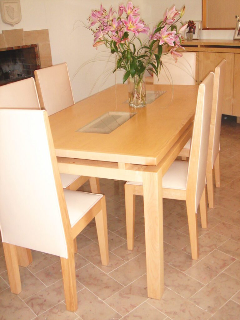 Mobilier sur mesure : table et ses chaises en fresne (chêne massif)